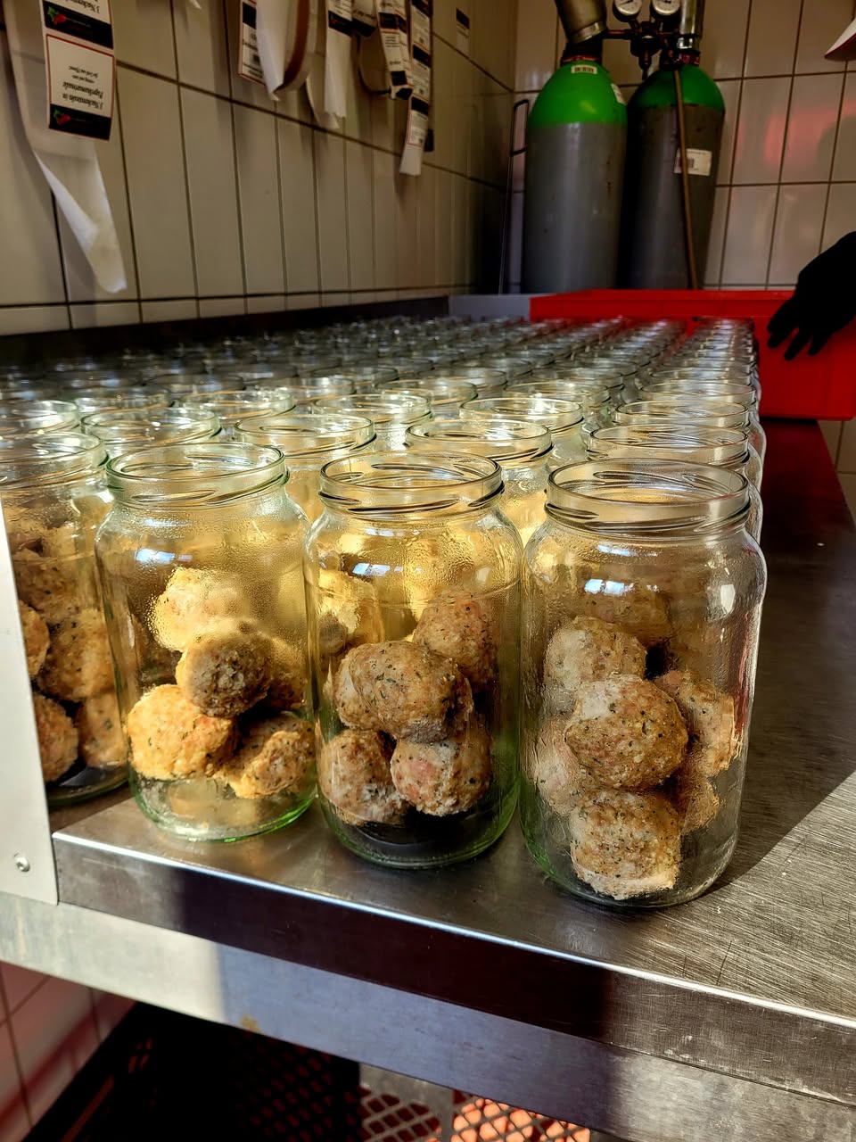 Fleischkäse hüpft aus dem Glas